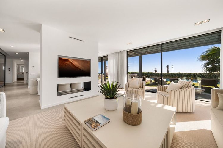 House | Resale in New Golden Mile in New Golden Mile, Costa del Sol - Photo 2