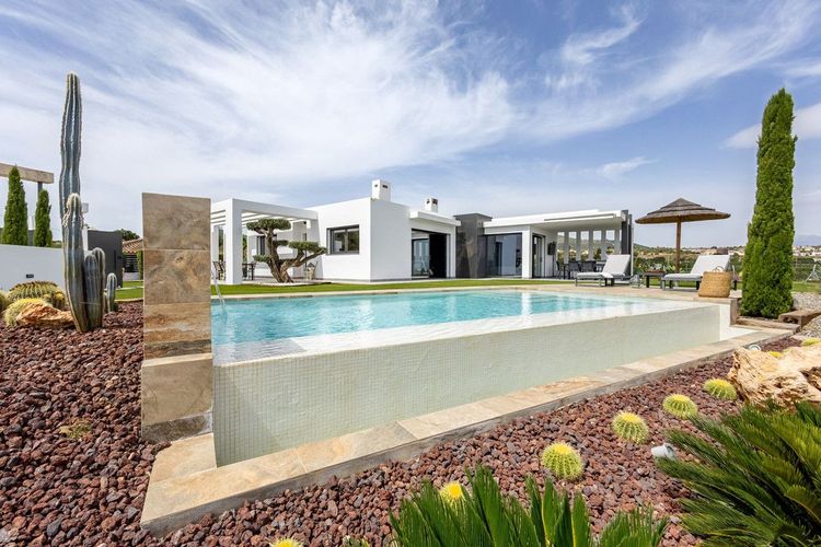 House | Resale in Alhaurín el Grande in Alhaurín el Grande, Costa del Sol - Photo 2