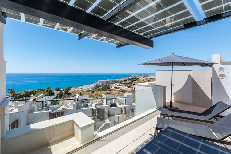 House | Resale in Torrox Costa in Torrox Costa, Costa del Sol - Photo 2