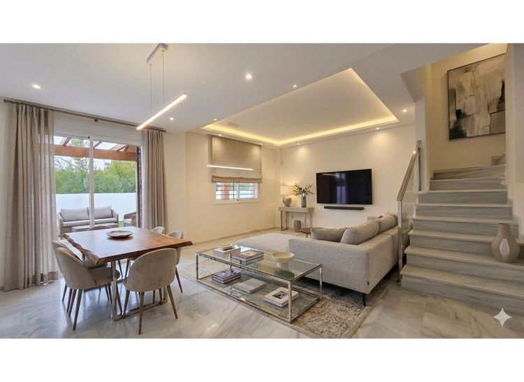 House | Resale in Calahonda in Calahonda, Costa del Sol - Photo 4