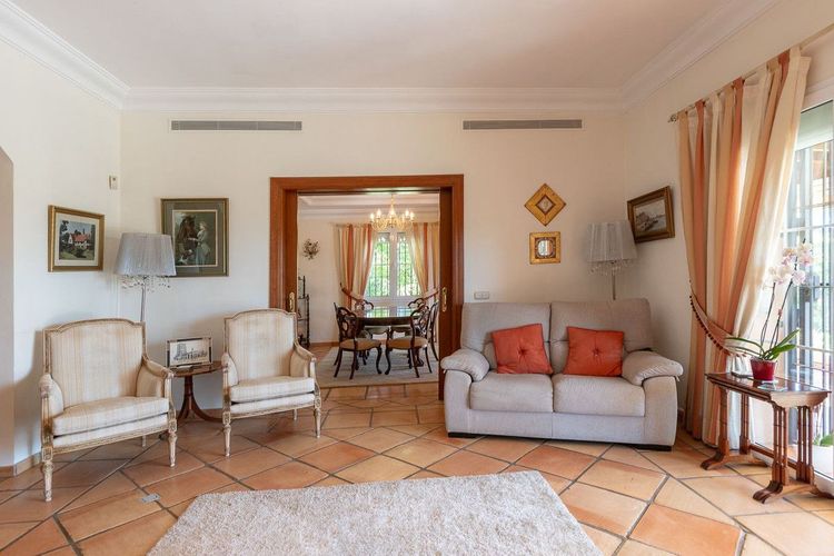 House | Resale in Elviria in Elviria, Costa del Sol - Photo 4