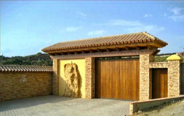 House | Resale in Estepona in Estepona, Costa del Sol - Photo 2
