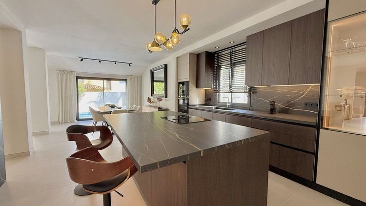 House | Resale in Nueva Andalucía in Nueva Andalucía Others, Costa del Sol - Photo 4