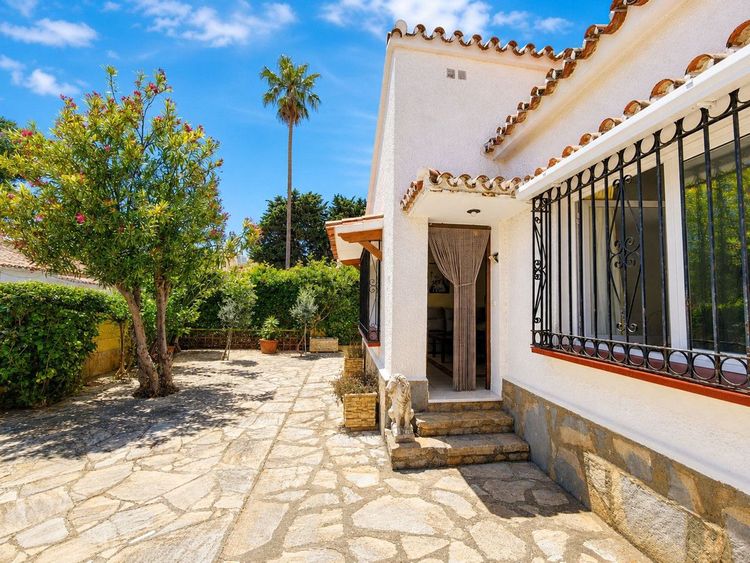 House | Resale in La Duquesa in La Duquesa, Costa del Sol - Photo 2