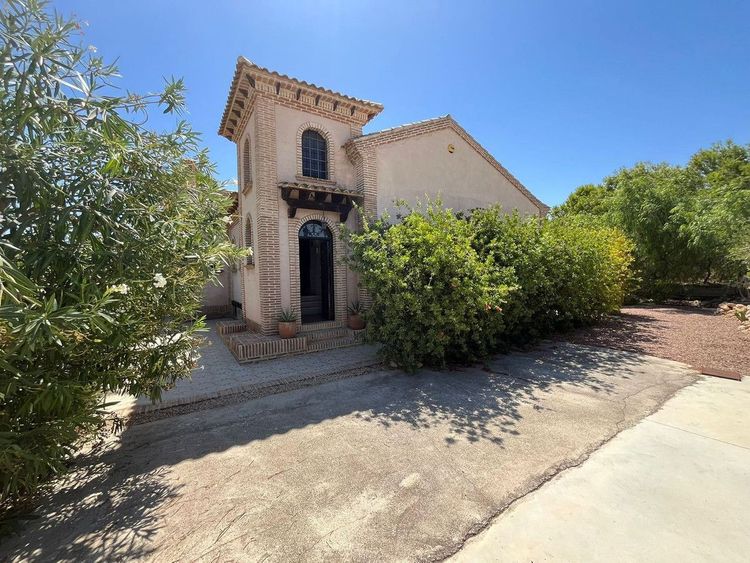 House | Resale in Torrellano in Torrellano, Costa Blanca - Photo 2