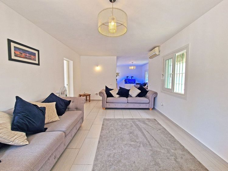 House | Resale in Calahonda in Calahonda, Costa del Sol - Photo 4