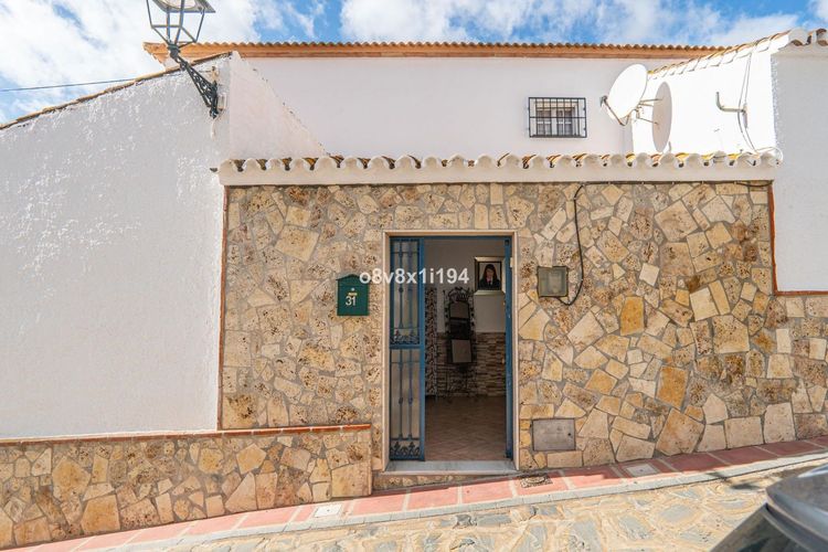 House | Resale in Macharaviaya in Macharaviaya, Costa del Sol - Photo 4