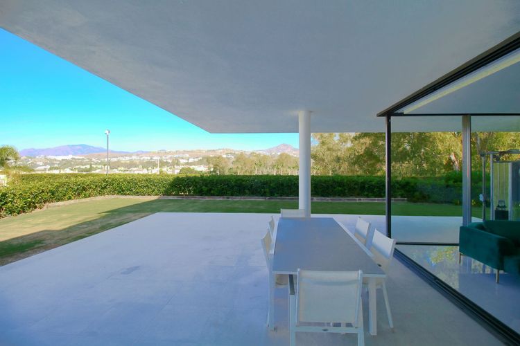 Apartment | Resale in New Golden Mile in New Golden Mile, Costa del Sol - Photo 2