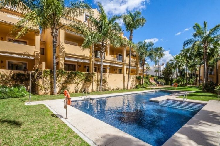 House | Resale in Cabopino in Cabopino, Costa del Sol - Photo 2