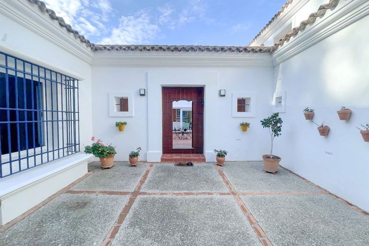 House | Resale in Sotogrande Alto in Sotogrande Alto, Costa del Sol - Photo 2