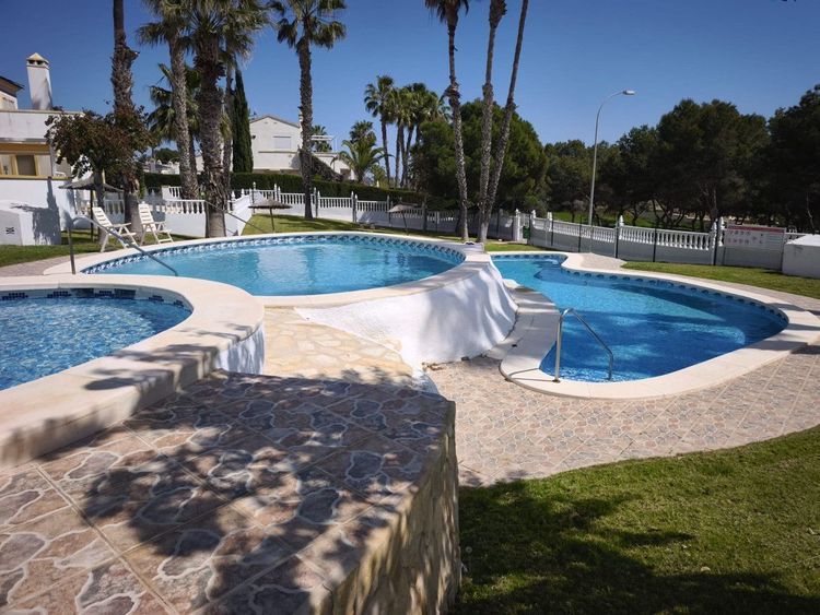 House | Resale in Villamartin in Villamartin, Costa Blanca - Photo 2