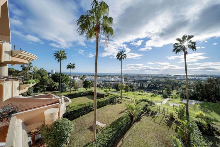 Apartment | Resale in Nueva Andalucía in Nueva Andalucía Others, Costa del Sol - Photo 2