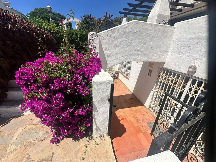 Apartment | Resale in Calahonda in Calahonda, Costa del Sol - Photo 2