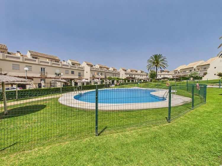 House | Resale in La Duquesa in La Duquesa, Costa del Sol - Photo 2