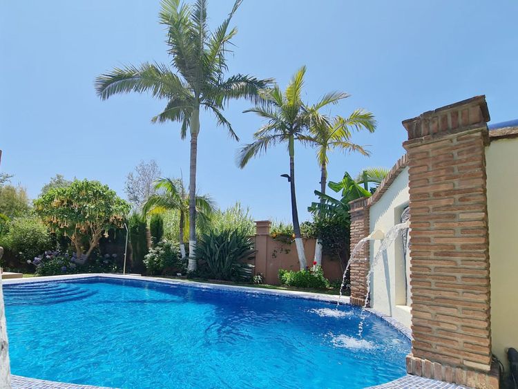 House | Resale in Costalita in Costalita, Costa del Sol - Photo 2