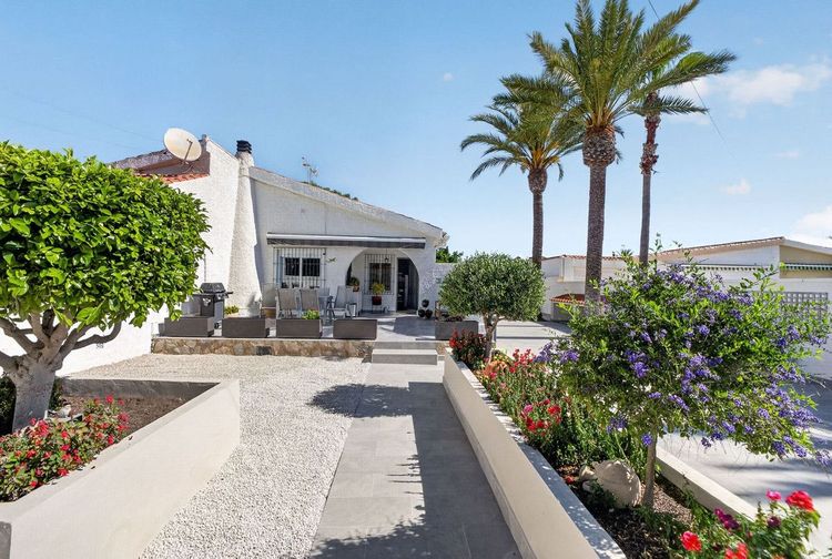 House | Resale in Torrevieja in Torrevieja, Costa Blanca - Photo 2