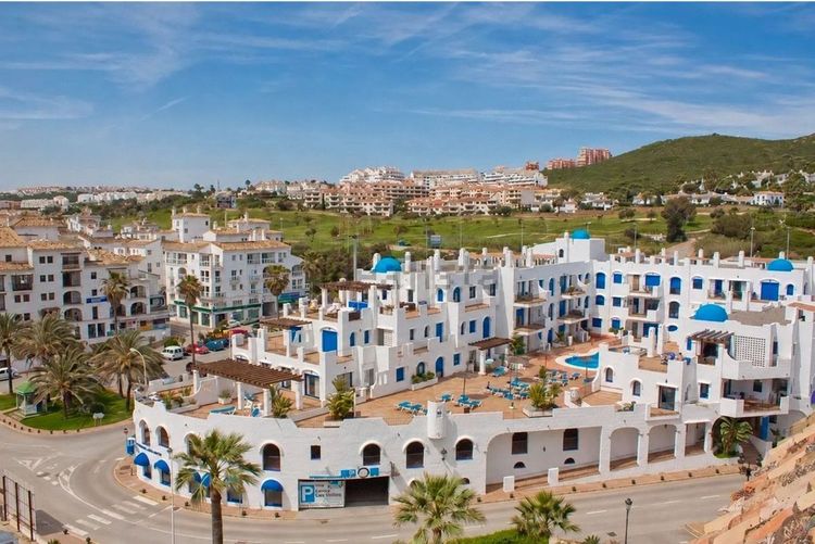 Apartment in La Duquesa in La Duquesa, Manilva, Costa del Sol - Photo 2