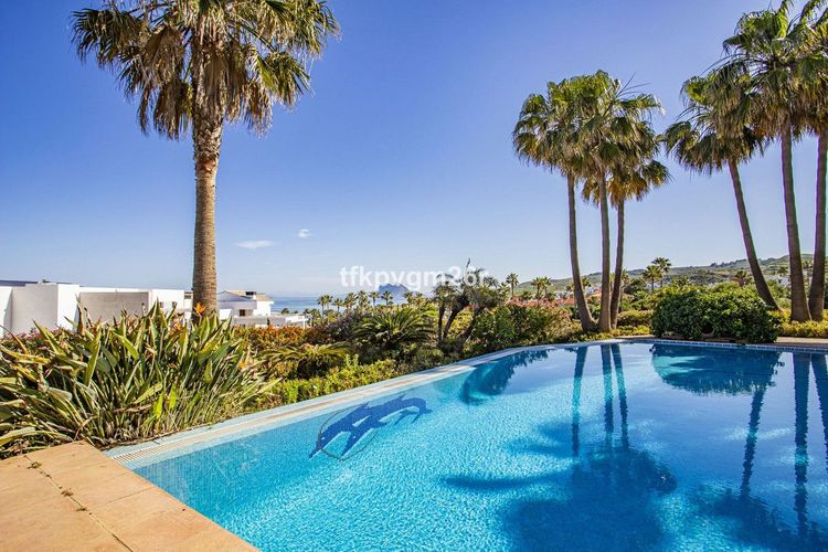 House | Resale in La Alcaidesa in La Alcaidesa, Costa del Sol - Photo 2