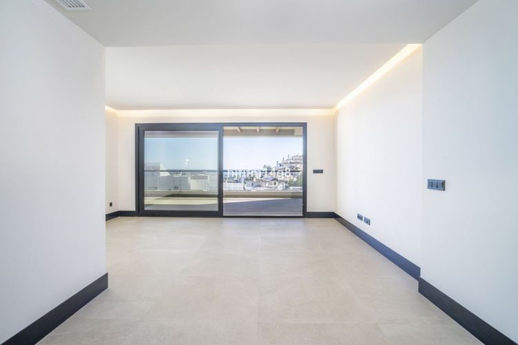 Apartment | Resale in Nueva Andalucía in Nueva Andalucía, Costa del Sol - Photo 3