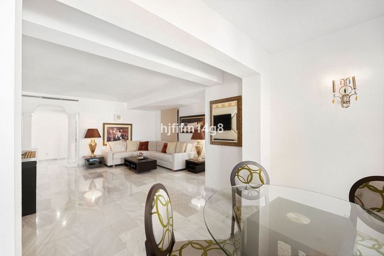 Apartment | Resale in Puerto Banús in Puerto Banús, Costa del Sol - Photo 5