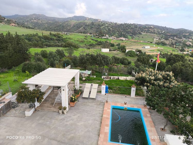 House | Resale in Estepona in Estepona, Costa del Sol - Photo 2
