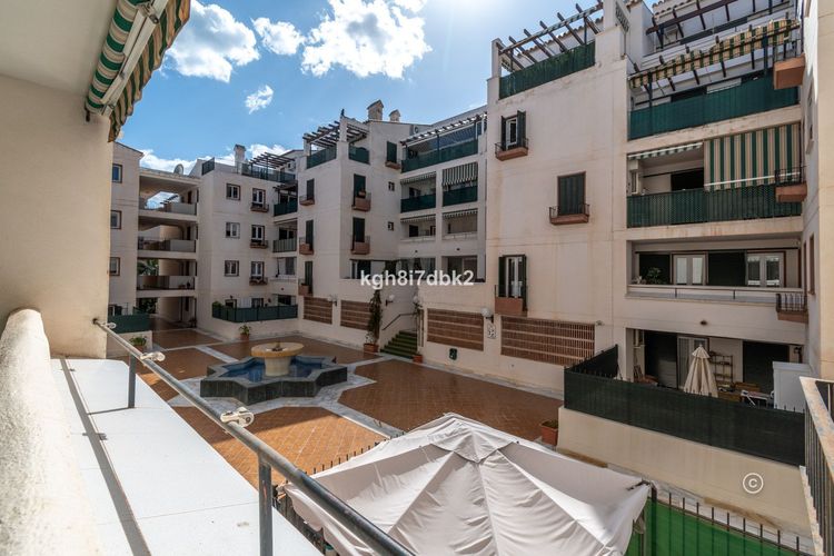 Apartment | Resale in Benalmadena Costa in Benalmadena Costa, Costa del Sol - Photo 2