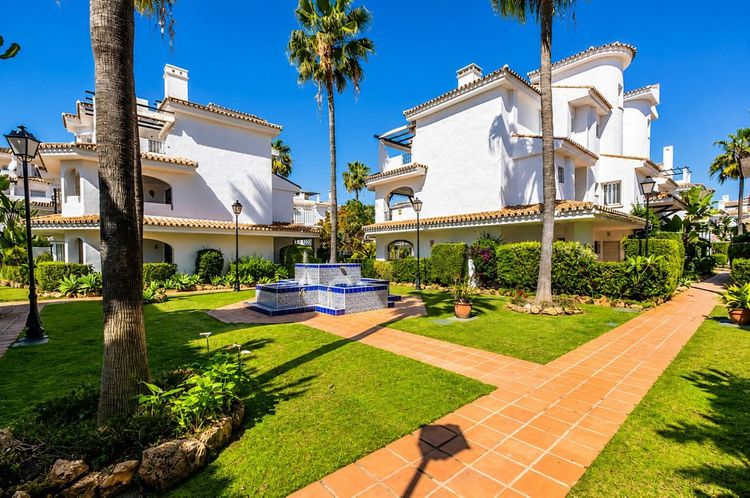 Apartment | Resale in Nueva Andalucía in Nueva Andalucía Others, Costa del Sol - Photo 2