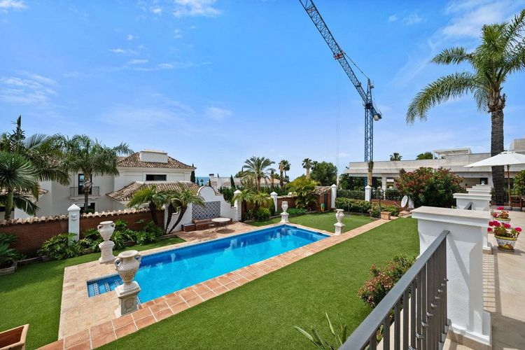 House | Resale in Sierra Blanca in Sierra Blanca, Costa del Sol - Photo 4