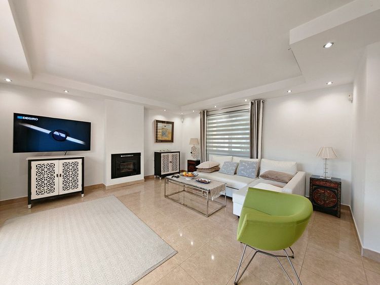 House | Resale in Elviria in Elviria, Costa del Sol - Photo 5