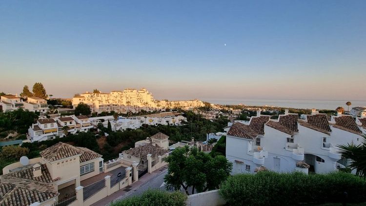House | Resale in Calahonda in Calahonda, Costa del Sol - Photo 2