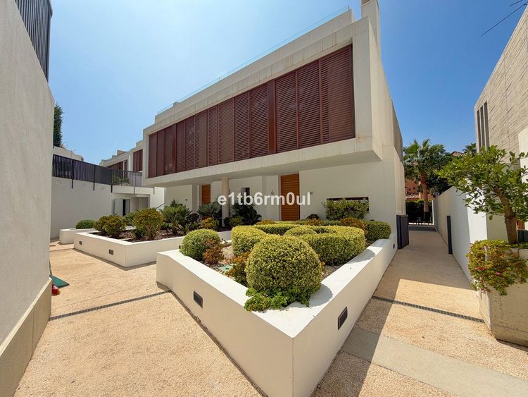 House | Resale in The Golden Mile in The Golden Mile, Costa del Sol - Photo 3