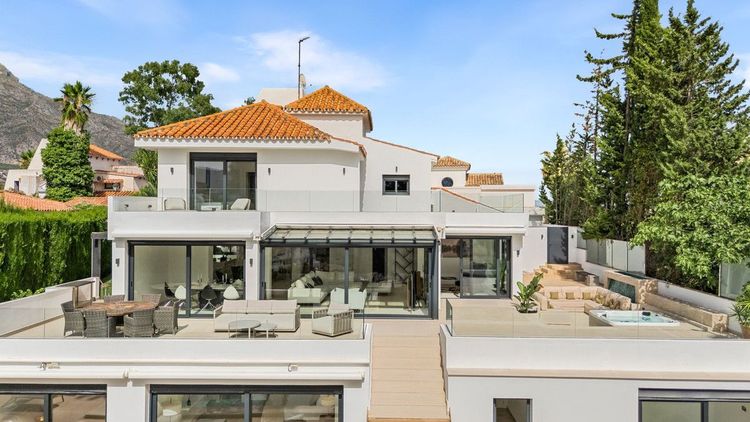 House | Resale in Nueva Andalucía in Nueva Andalucía Others, Costa del Sol - Photo 4