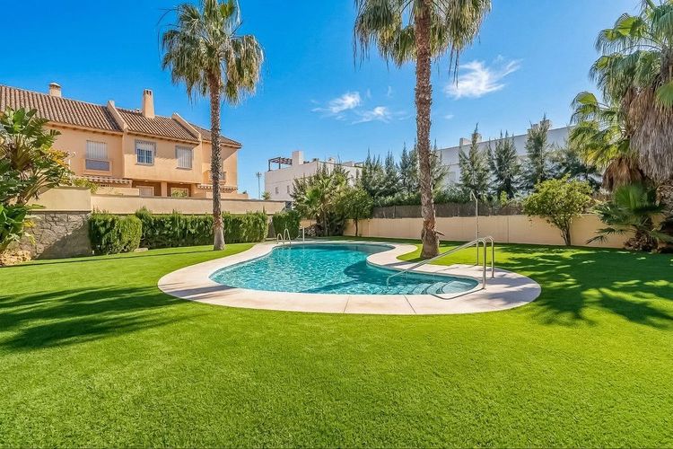 House | Resale in Calahonda in Calahonda, Costa del Sol - Photo 4