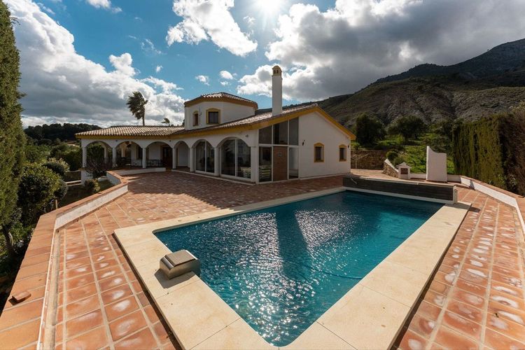 House | Resale in Casarabonela in Casarabonela, Costa del Sol - Photo 2