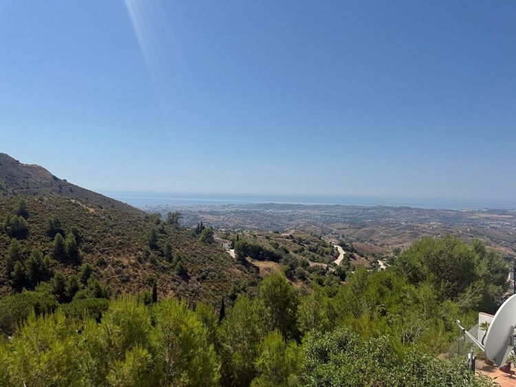 House | Resale in Valtocado in Valtocado, Costa del Sol - Photo 2