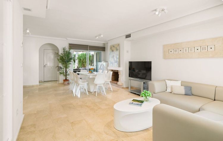 House | Resale in Costabella in Costabella, Marbella East, Costa del Sol - Photo 5