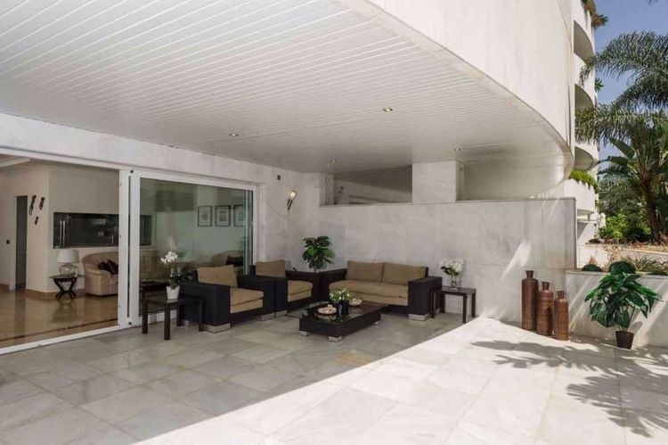 Apartment | Resale in Puerto Banús in Puerto Banús, Costa del Sol - Photo 2