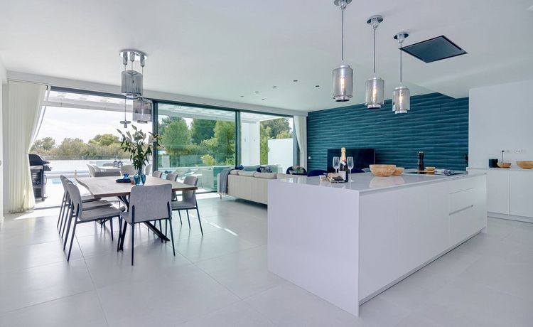 House | Resale in Calahonda in Calahonda, Costa del Sol - Photo 4