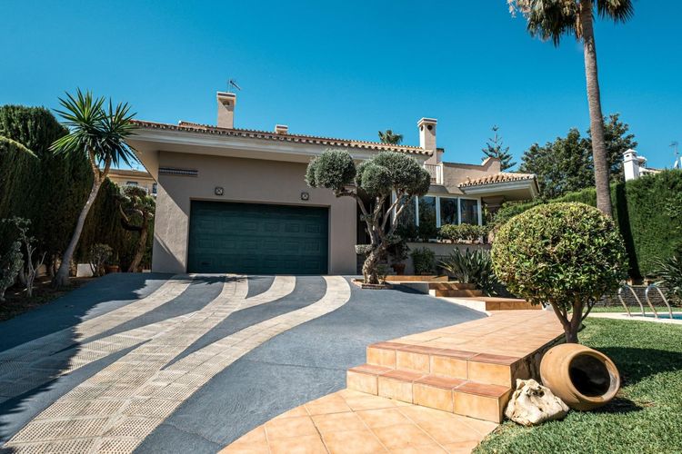 House | Resale in Alhaurín de la Torre in Alhaurín de la Torre, Costa del Sol - Photo 3