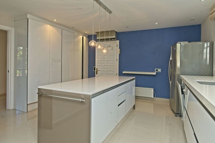 House | Resale in Los Monteros in Los Monteros, Costa del Sol - Photo 3