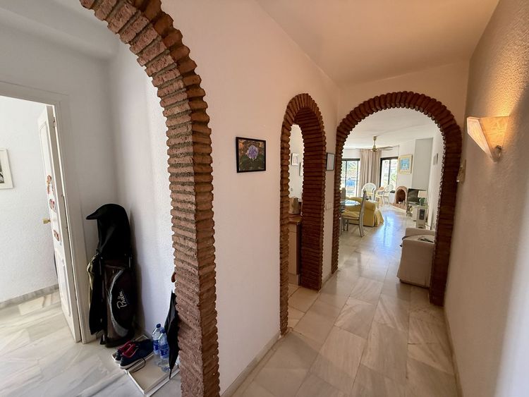 Apartment | Resale in Calahonda in Calahonda, Costa del Sol - Photo 5