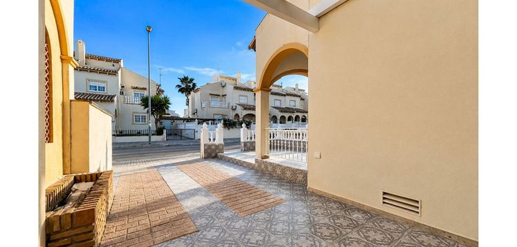 House | Resale in Playa Flamenca in Playa Flamenca, Costa Blanca - Photo 3