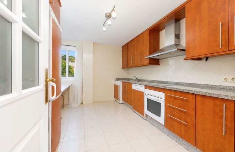 Apartment | Resale in Elviria in Elviria, Marbella East, Costa del Sol - Photo 3