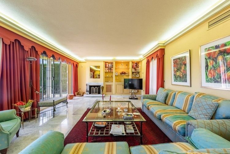 House | Resale in Atalaya in Atalaya, Costa del Sol - Photo 5