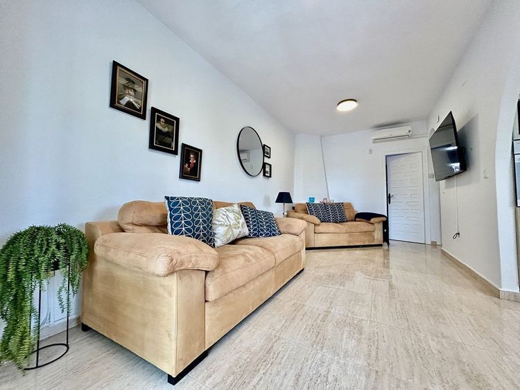 House | Resale in Villamartin in Villamartin, Costa Blanca - Photo 4