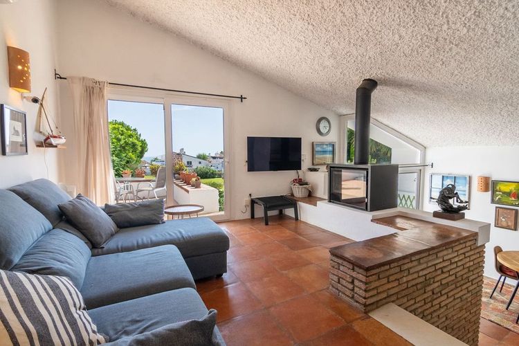 House | Resale in Estepona in Estepona, Costa del Sol - Photo 4