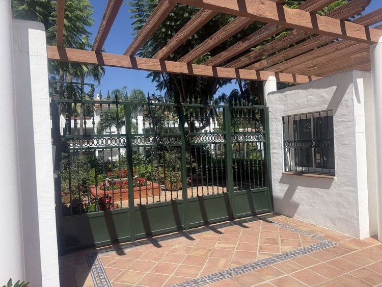 Apartment | Resale in New Golden Mile in New Golden Mile, Estepona East Others, Costa del Sol - Photo 2