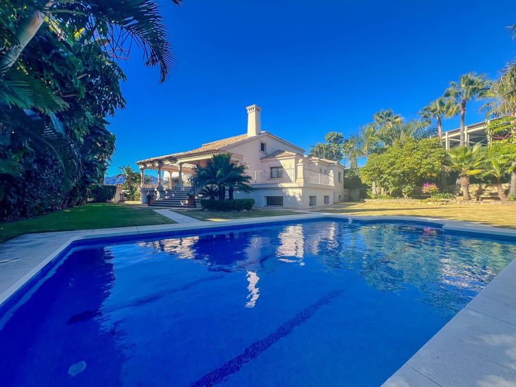 House | Resale in Los Flamingos in Los Flamingos, Costa del Sol - Photo 5