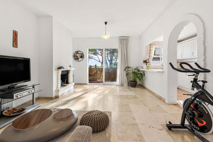 Apartment | Resale in Nueva Andalucía in Nueva Andalucía Others, Costa del Sol - Photo 2