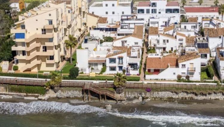 House | Resale in Estepona in Estepona, Costa del Sol - Photo 3
